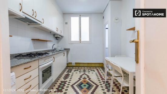 Habitación luminosa en alquiler en apartamento de 5 dormitorios en Poblats Marítims - VALENCIA