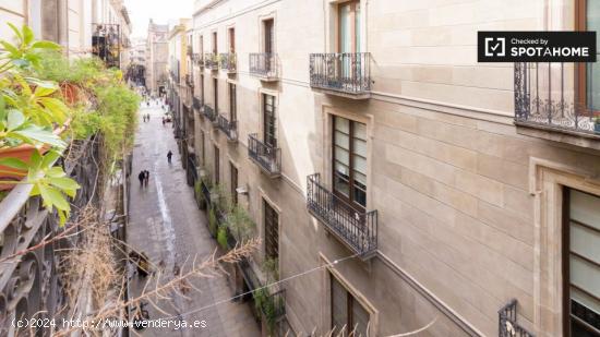 Se alquila habitación en piso de 7 habitaciones en Barcelona - BARCELONA