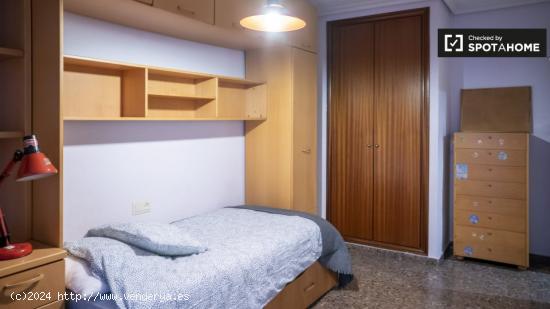 Se alquila habitación en piso de 7 habitaciones en Valencia - VALENCIA