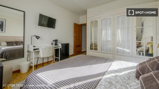 Se alquilan habitaciones en apartamento de 5 dormitorios en Tetuán - MADRID