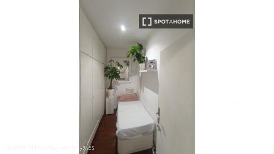 Se alquilan habitaciones en un apartamento de 4 dormitorios en L'Eixample - BARCELONA