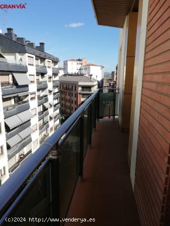 Exclusividad en Gran Vía: Luminoso Piso de 4 Habitaciones con Garaje Incluido - LA RIOJA