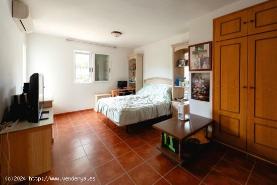 Chalet adosado con piscina comunitaria - ALICANTE