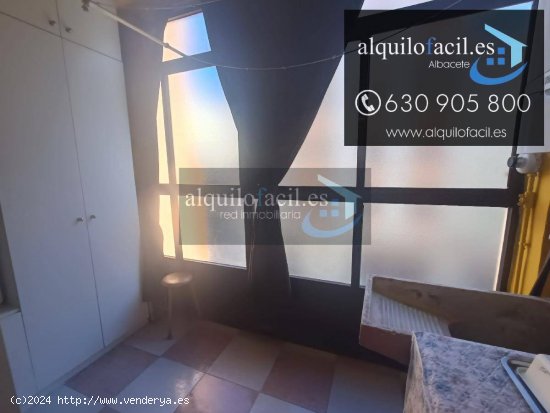 SE ALQUILA PISO EN C/ GRANADA DE 3 DORMITORIOS Y 1 BAÑO POR 700 €