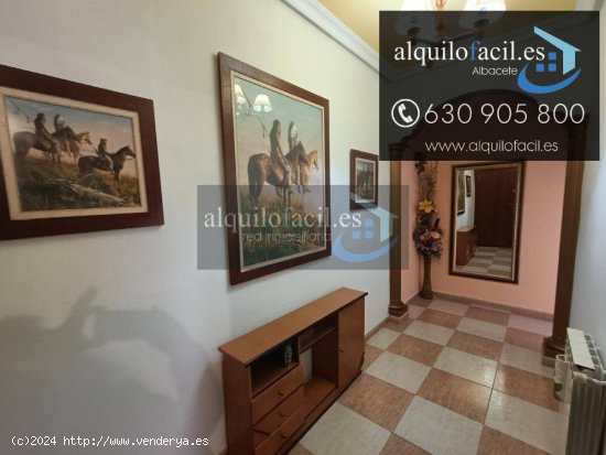 SE ALQUILA PISO EN C/ GRANADA DE 3 DORMITORIOS Y 1 BAÑO POR 700 €