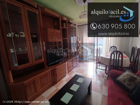 SE ALQUILA PISO EN C/ GRANADA DE 3 DORMITORIOS Y 1 BAÑO POR 700 €