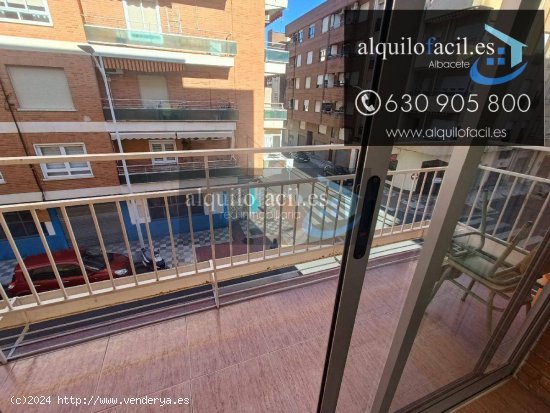 SE ALQUILA PISO EN C/ GRANADA DE 3 DORMITORIOS Y 1 BAÑO POR 700 €