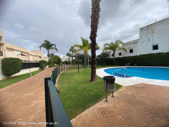  Piso en planta baja con patio de 105 metros en Zona Hipercor. - CADIZ 