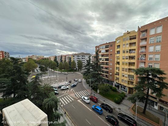 PISO EN LA AV. FERNANDO CALZADILLA, DE CUATRO DORMITORIOS, GARAJE Y TRASTERO. - BADAJOZ