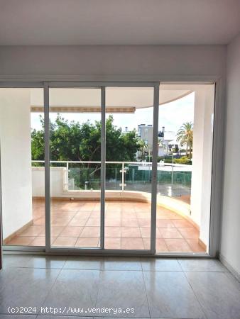 PISO DE 3 HABITACIONES, TERRAZA, PARKING, TRASTERO Y PISCINA COMUNITARIA CON JARDINES EN CALA MAJOR.