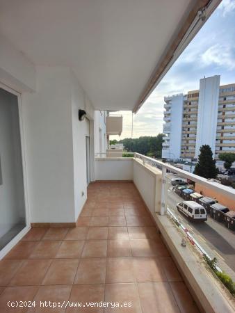 PISO DE 3 HABITACIONES, TERRAZA, PARKING, TRASTERO Y PISCINA COMUNITARIA CON JARDINES EN CALA MAJOR.