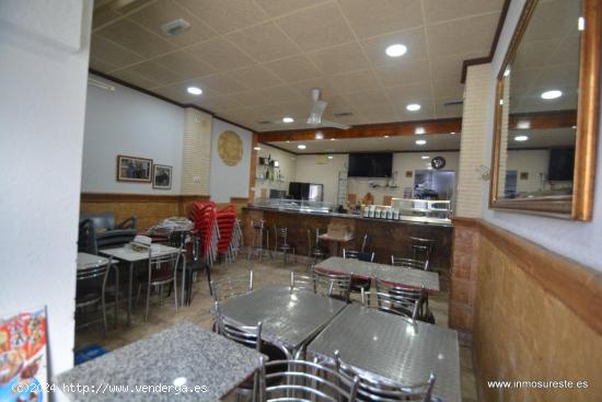 Local comercial en plata baja y vivienda en planta alta, en Orihuela, zona de San Francisco, 240 m2.