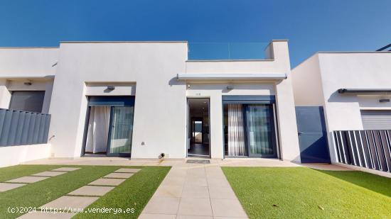 Villa en planta baja semiadosada en Lo Romero Golf, Pilar de la Horadada - ALICANTE