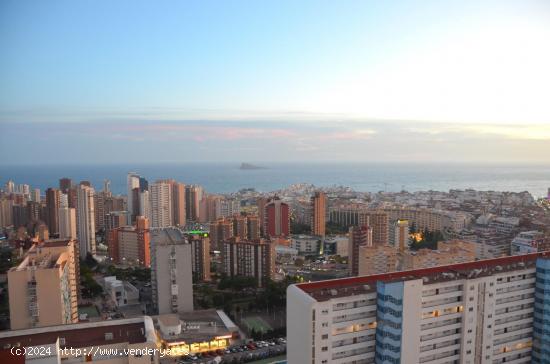 SE VENDE ATICO DE DOS DORMITORIOS EN BENIDORM CON VISTAS INCREIBLES AL MAR - ALICANTE