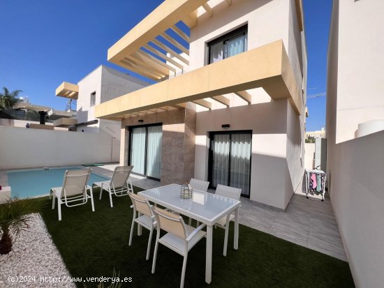 Villa en venta en Los Montesinos (Alicante)