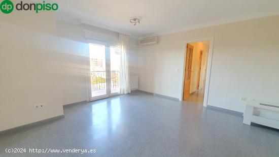 Magnífico piso sin amueblar con 3 habitaciones, 2 baños, plaza de garaje y trastero. - GRANADA