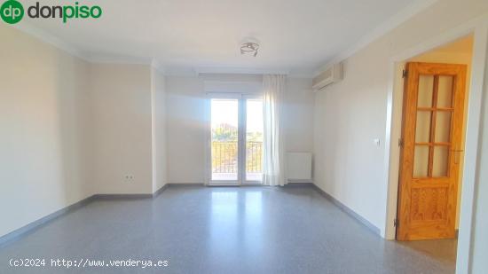 Magnífico piso sin amueblar con 3 habitaciones, 2 baños, plaza de garaje y trastero. - GRANADA