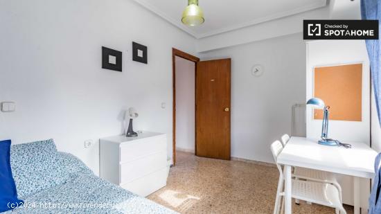 Habitación luminosa con cama matrimonial en alquiler en L'Amistat. - VALENCIA