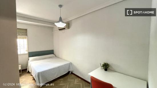 Se alquila bonita habitación en piso de 10 dormitorios en Centro, Sevilla - SEVILLA