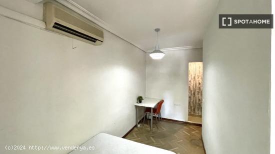 Se alquila bonita habitación en piso de 10 dormitorios en Centro, Sevilla - SEVILLA