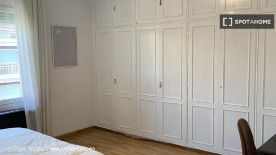 Se alquila habitación en piso de 4 dormitorios en Barcelona - BARCELONA