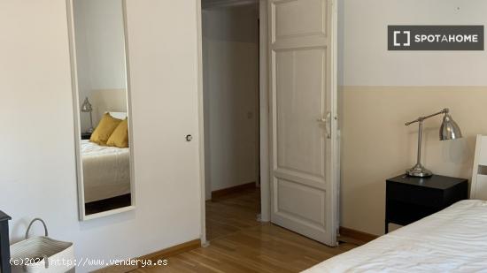 Se alquila habitación en piso de 4 dormitorios en Barcelona - BARCELONA