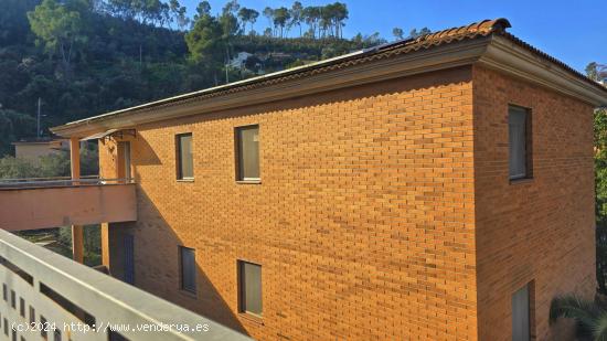 Casa con Tres Viviendas Independientes en Sant Viceç dels Horts - BARCELONA