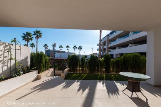 Apartamento con 3 dormitorios, 2 baños, garaje y piscinas comunitarias en zona de Playa Flamenca - 