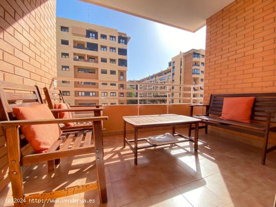 Piso en PAU 1 con Terraza, Piscina y Zonas Deportivas - ¡Cerca de Todo y Totalmente Amueblado! - AL