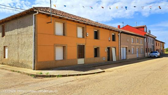 CASA DE CAMPO CON TERRENO EN REBOLLAR DE LOS OTEROS - LEON