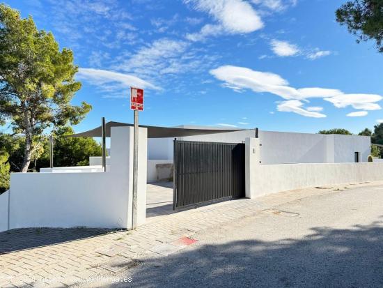 Chalet Pareado en Moraira - La Sabatera: Elegancia, Comodidad y Vistas Panorámicas a 4 km del Mar -