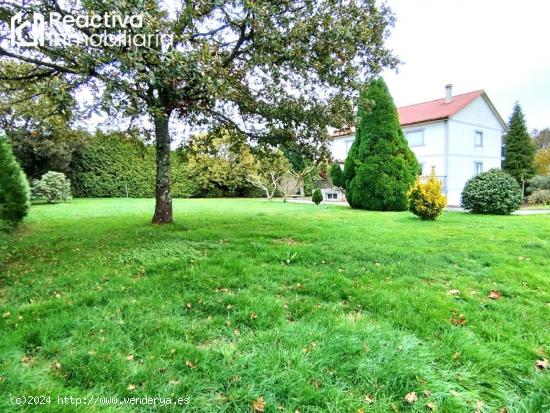 Casa de 8 habitaciones, con finca, en las afueras de Santiago - A CORUÑA