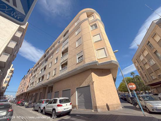 Encantador ático completamente exterior con gigantesca terraza y piscina comunitaria - ALICANTE