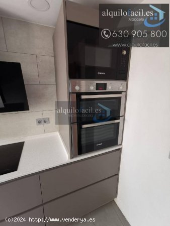 SE ALQUILA UNA HABITACION  EN UN ADOSADO EN  ZONA CARREFOUR POR  300€