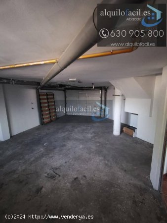 SE ALQUILA UNA HABITACION  EN UN ADOSADO EN  ZONA CARREFOUR POR  300€