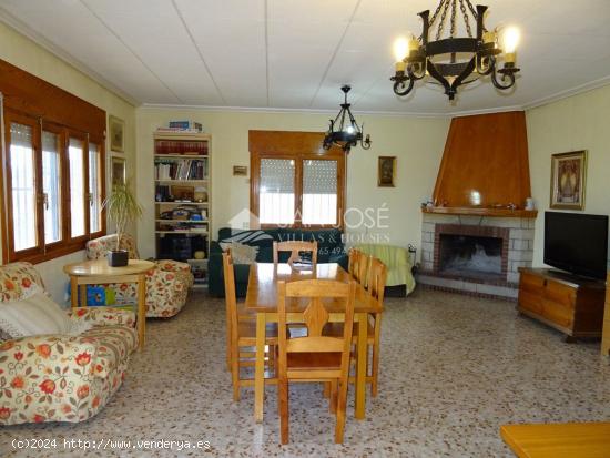 SE VENDE  CHALET EN BUENA ZONA DE HONDÓN DE LAS NIEVES. - ALICANTE