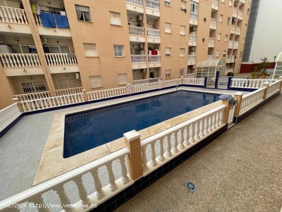 Apartamento de 2 dormitorios, piscina y garaje en zona Habaneras, Torrevieja - ALICANTE