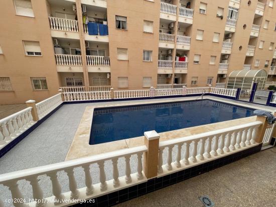 Apartamento de 2 dormitorios, piscina y garaje en zona Habaneras, Torrevieja - ALICANTE