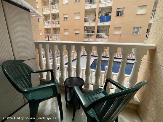 Apartamento de 2 dormitorios, piscina y garaje en zona Habaneras, Torrevieja - ALICANTE