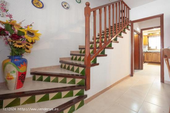 CASA ADOSADA  EN EL BARRIO MARITIMO DE COMARRUGA - TARRAGONA