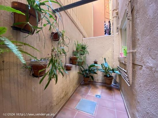 Edificio en venta en zona de la Teixonera, con rentabilidad del 5,6% anual - BARCELONA