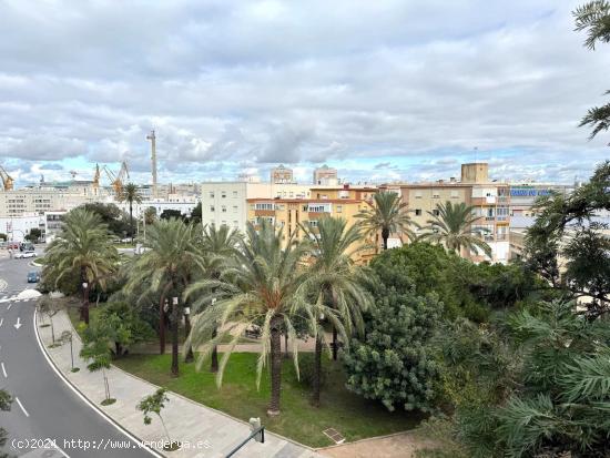  Alquiler de larga duración en Av. Sanidad Pública junto a la estación de San Severiano - CADIZ 