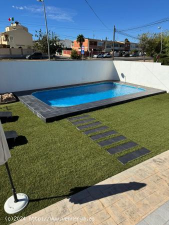 CHALET PAREADO EN URB. LOS BALCONES - ALICANTE