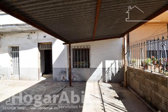 ¡OPORTUNIDAD! GRAN VIVIENDA PARA REFORMAR, CON PATIO Y DOBLE TERRAZA - CASTELLON