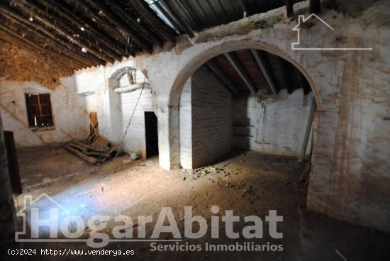 ¡GRAN OPORTUNIDAD! CASA PARA REFORMAR CON 8 ESTANCIAS Y PATIO - VALENCIA