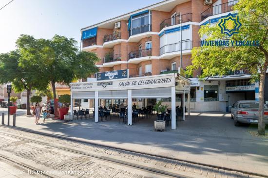 Venta por jubilación, de local + cafetería + restaurante en Armilla, frente a la parada del Metro.