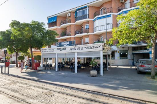  Venta por jubilación, de local + cafetería + restaurante en Armilla, frente a la parada del Metro. 