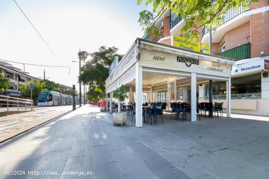 Venta por jubilación, de local + cafetería + restaurante en Armilla, frente a la parada del Metro.