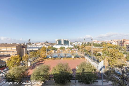 MAGNÍFICA INVERSIÓN!!! Gran piso con vistas despejadas y plaza de aparcamiento!!! - GRANADA