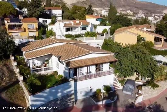 Villa independiente en Benalmádena Pueblo con piscina, garaje y vistas panorámicas. - MALAGA